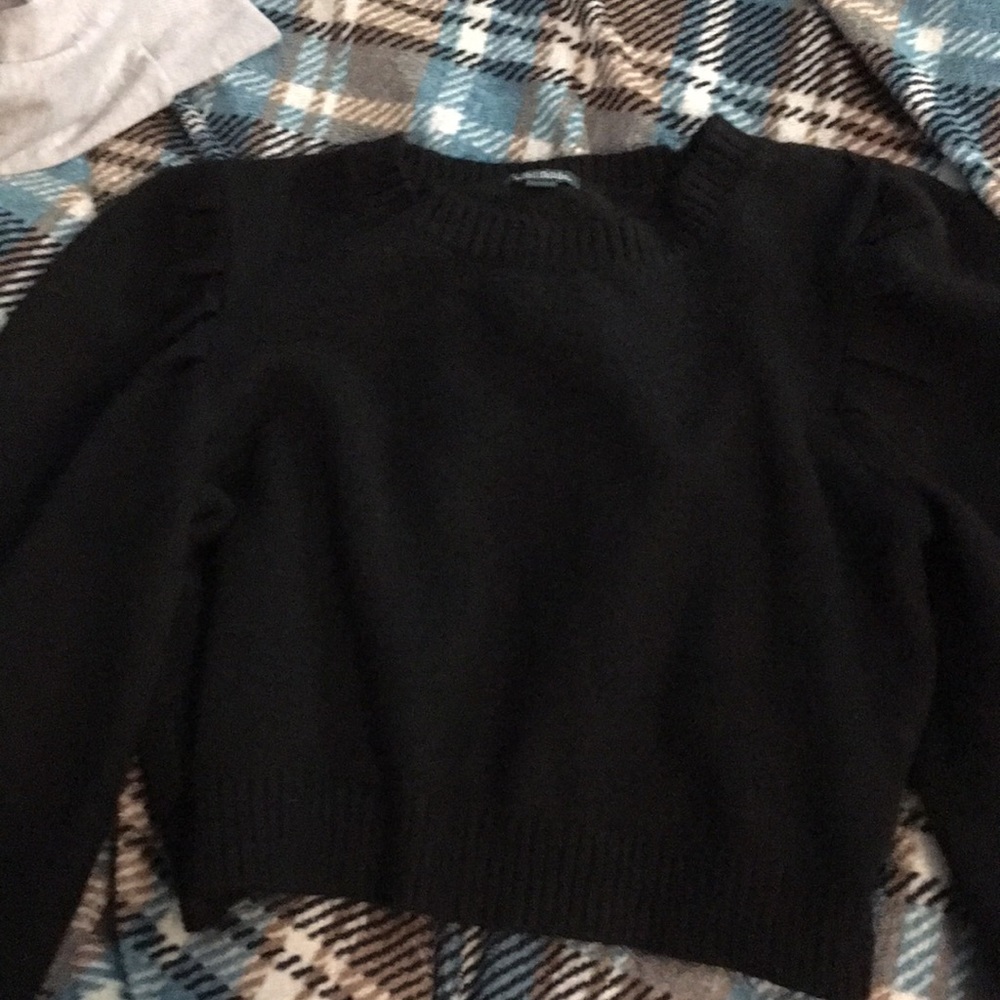 Black long sleeved crop top